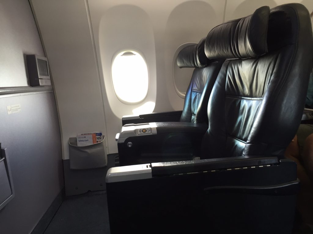 Stolene på First Class er større end vi kender fra Europa. Her er der fire sæder i bredden - mod seks (dog med frit midtersæde) på samme flytype i Europa.