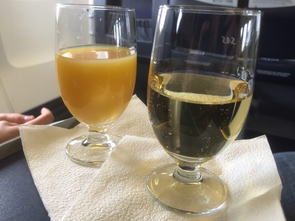 For dørene lukkes serveres der et glas champagne, juice eller vand.