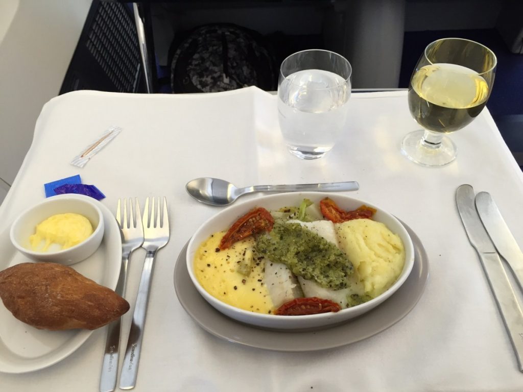 Torsk til hovedret er ofte noget som er lidt smagløst på fly. Men denne gang blev mine fordomme gjort til skamme. En af de bedste fiskeretter jeg har fået på et fly.