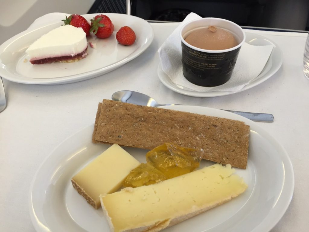 Desserten bestod af oste, frugt, kage og SAS eksklusive Vhalrona chokolade is.