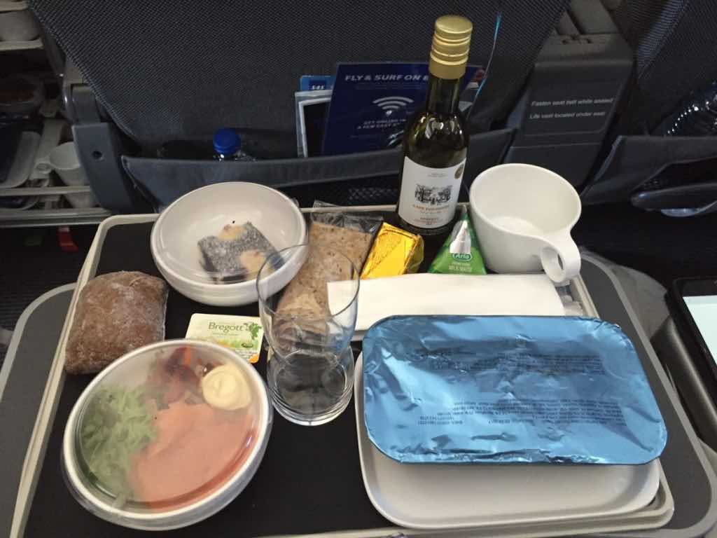 Sådan ser måltidet på SAS Plus ud. Udover hovedretten serveres også et ekstra lækkert måltid inden landing. Foto: Flemming Poulsen