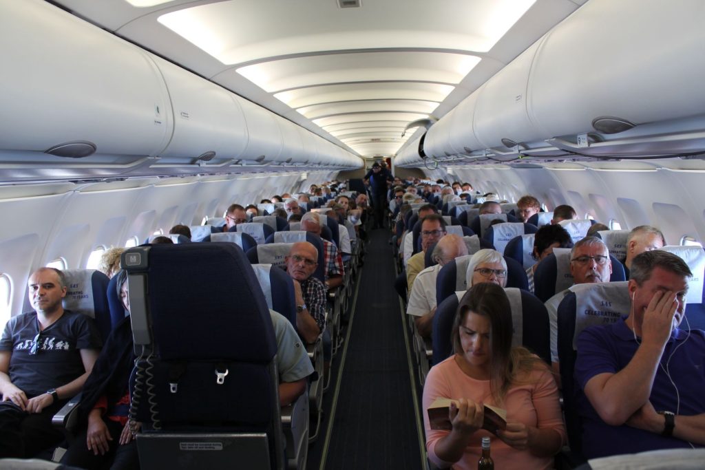 Intetanende passagerer får sig snart en overraskelse ombord på flyet.