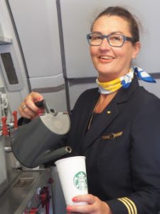 Om lidt er kaffen klar… skænket af kabinechef Karin Høj - Foto: Spies