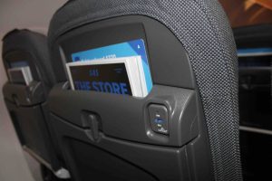 Hvert sæde er udstyret med USB-stik til opladning af mobiler og tablets. Foto: Flemming Poulsen