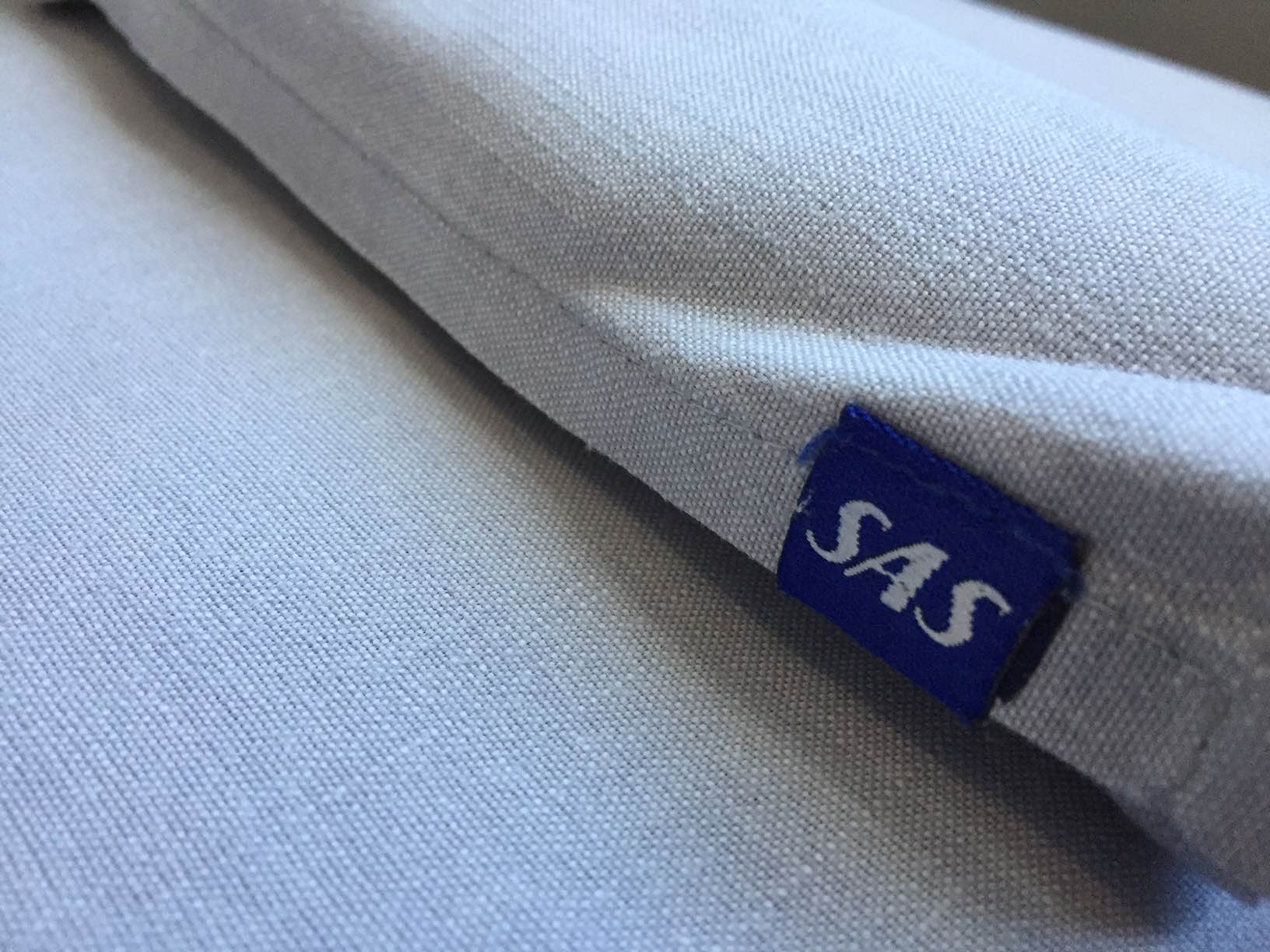 Både dug og serviet har små fine SAS detaljer.
