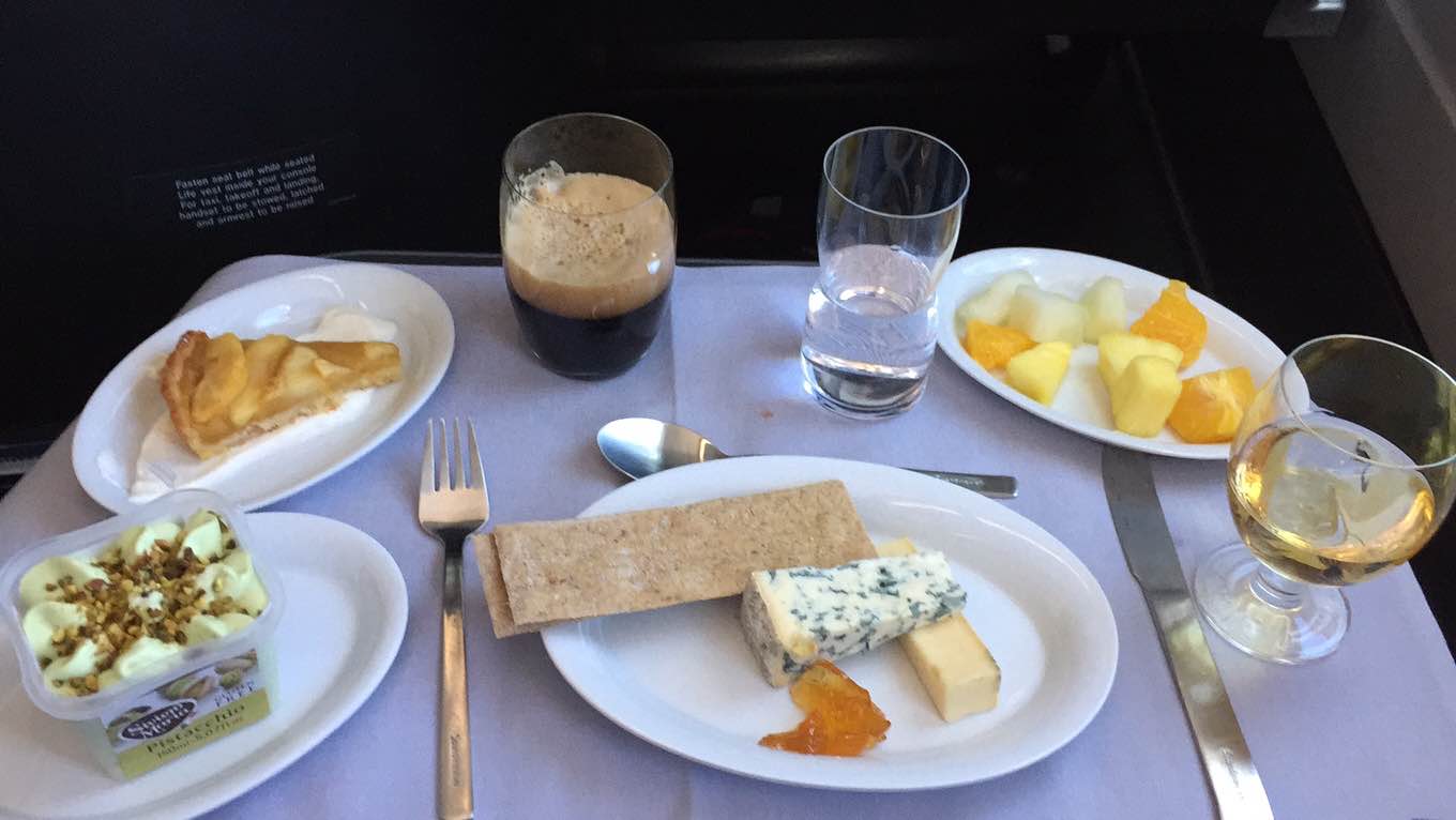 Godt udvalg af desserten, som man kan vælge frit fra serveringsvognen.