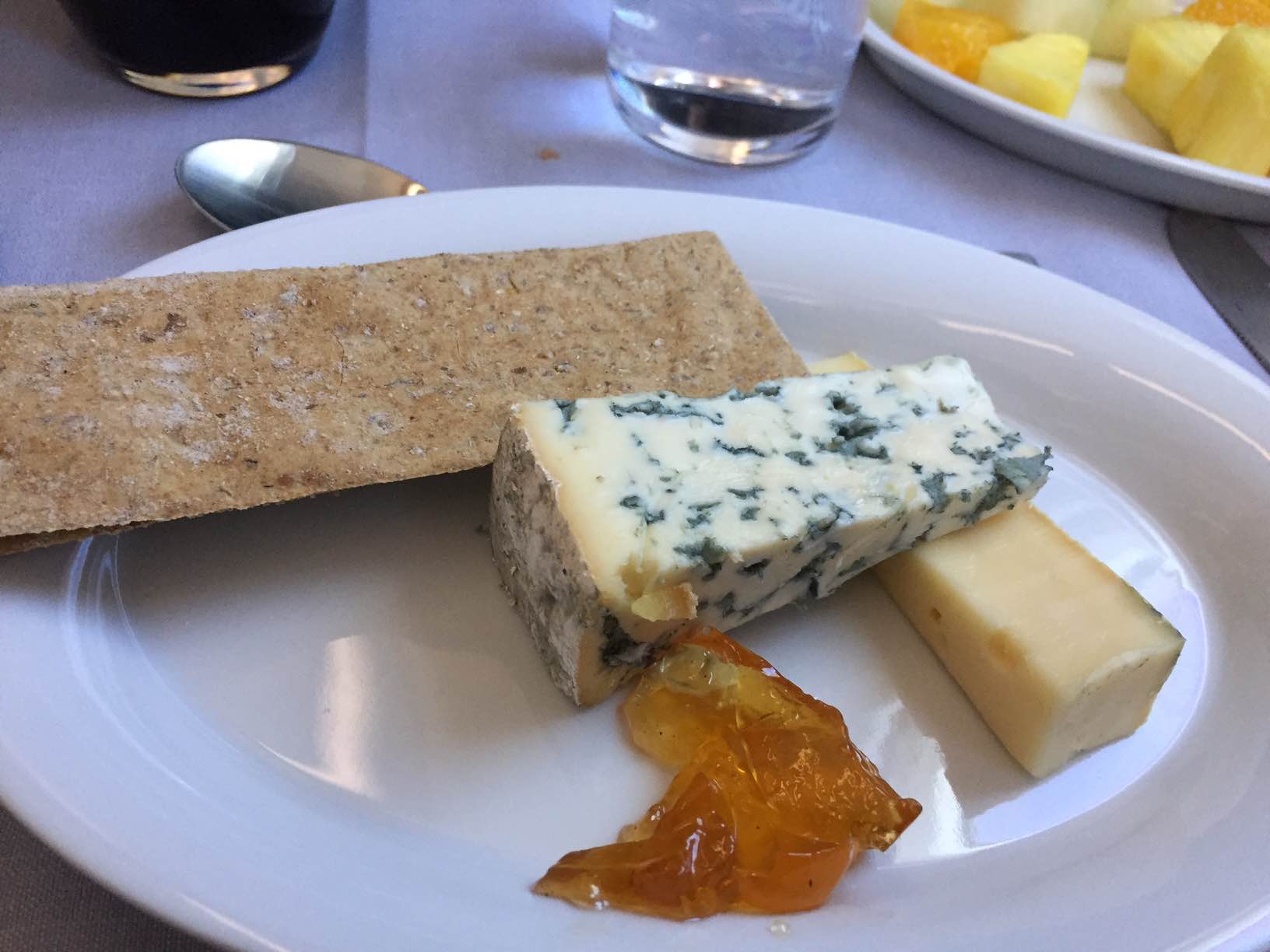 Oste med marmelade og sprødt knækbrød.
