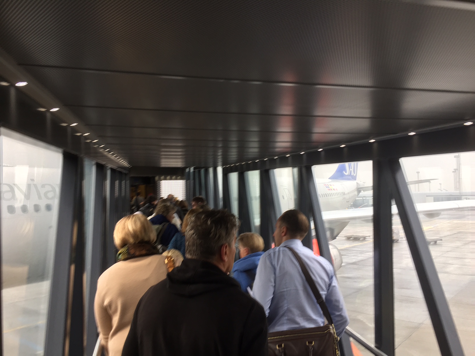 Kø i gaten for at komme frem til flyet.