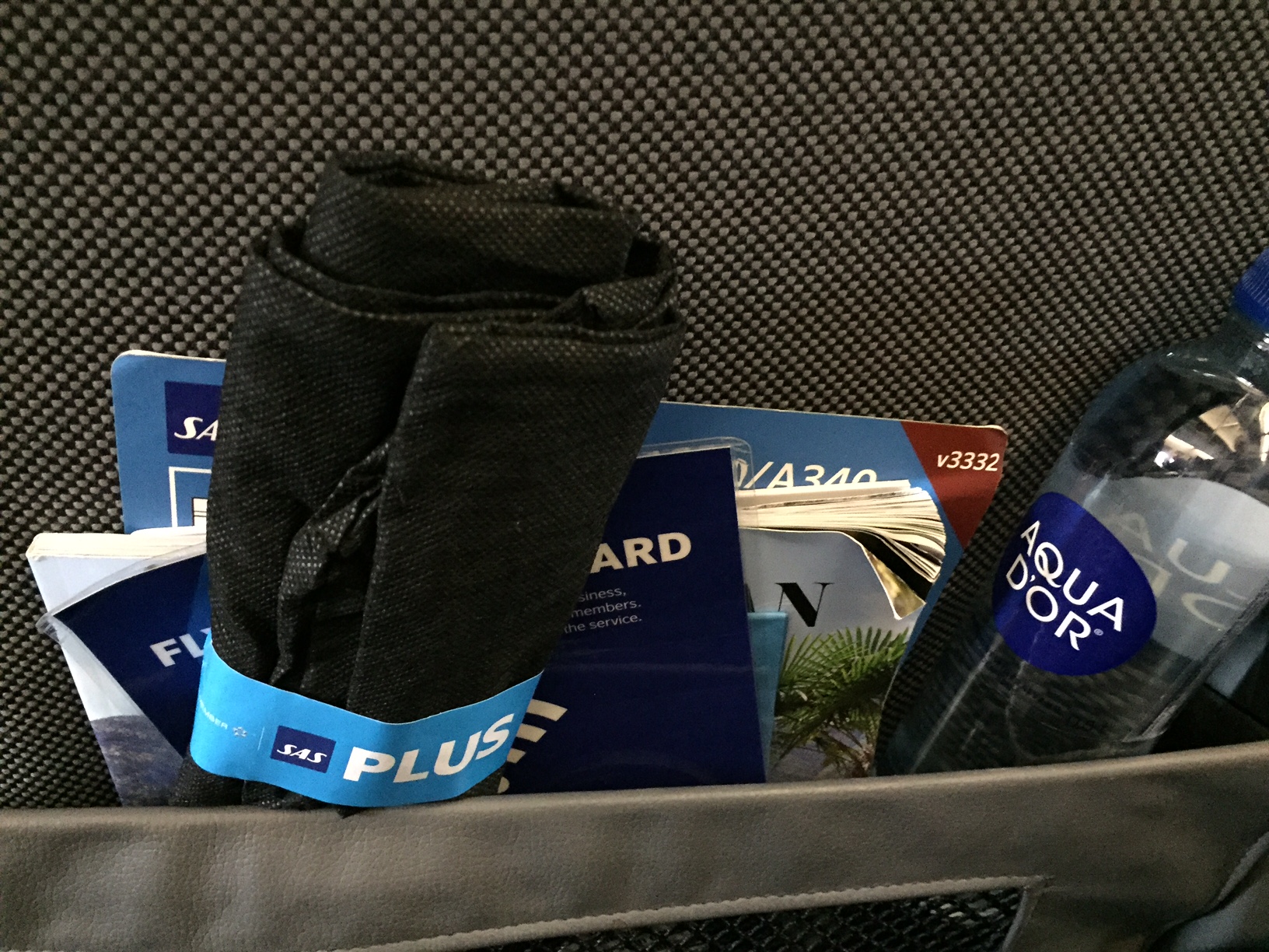 Amenity Kit og en flaske vand.