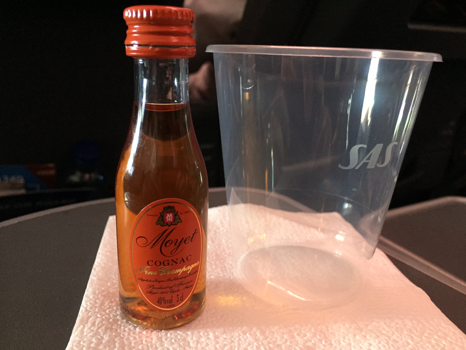 Selv cognac serveres i plastikglas på SAS Plus.