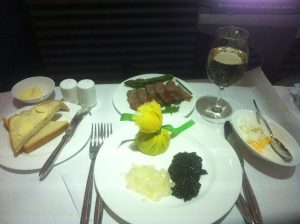 Kaviar og champagne på Lufthansa First Class. Booket takket være bonuspoint.