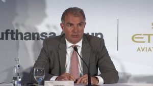 Lufthansa chef Carsten Spoor på dagens pressekonference i Abu Dhabi.