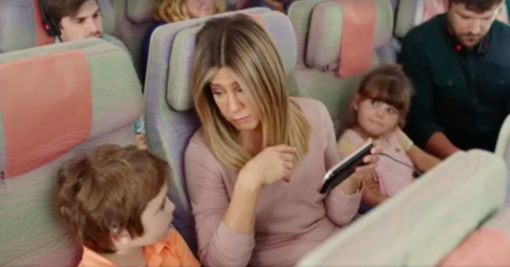 Amerikanske Jennifer Aniston medvirker i den kontroversielle video.