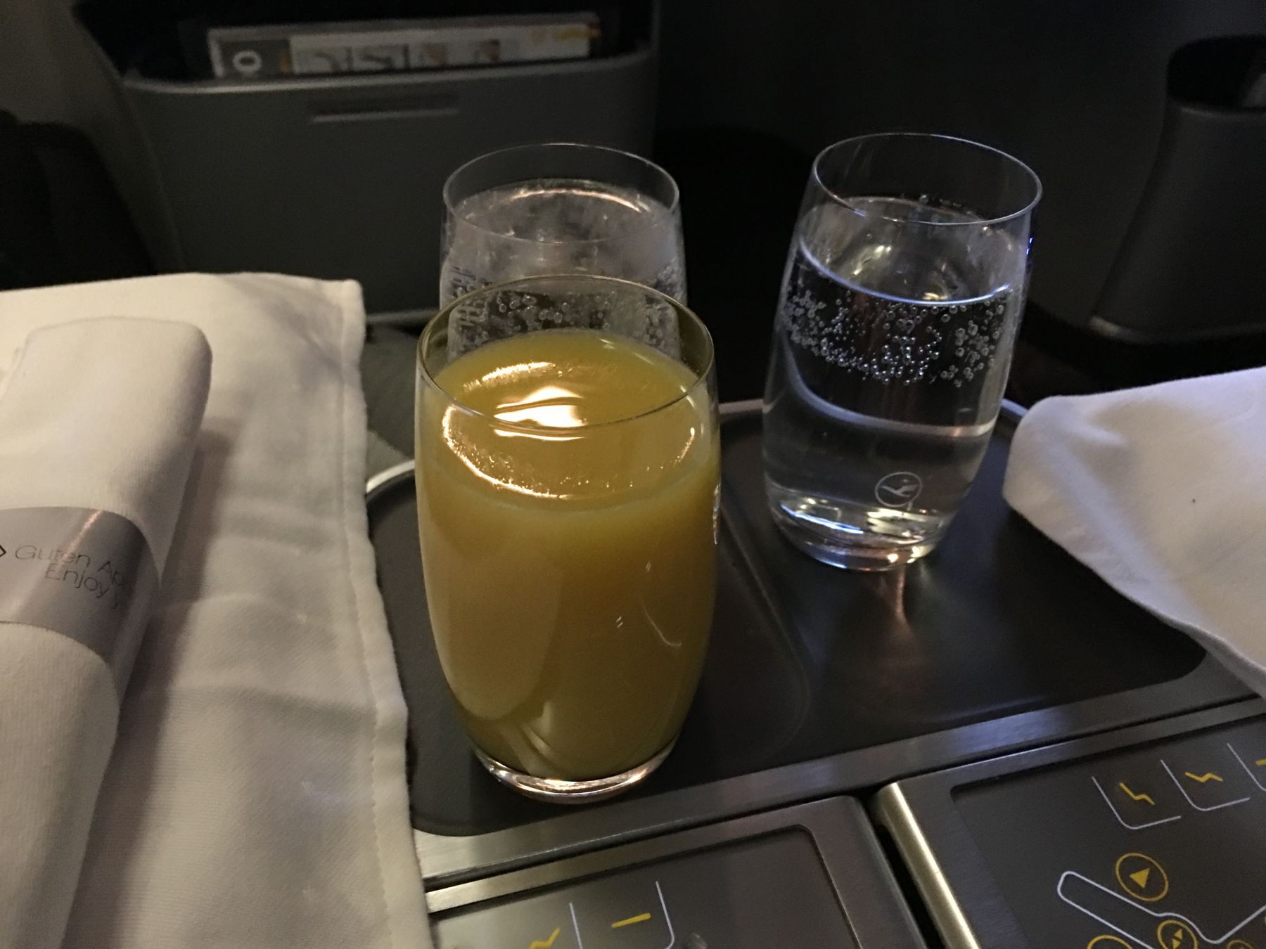 Juice og vann til frokosten.