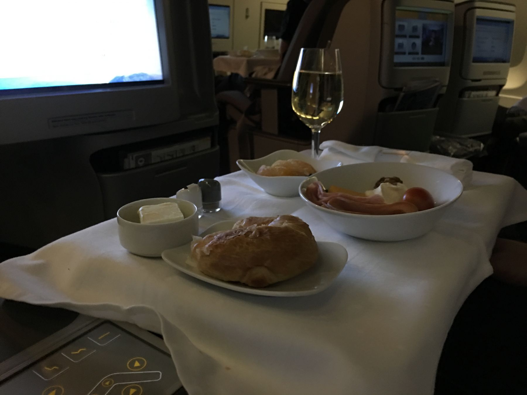 Reisefølget kjører champagne.