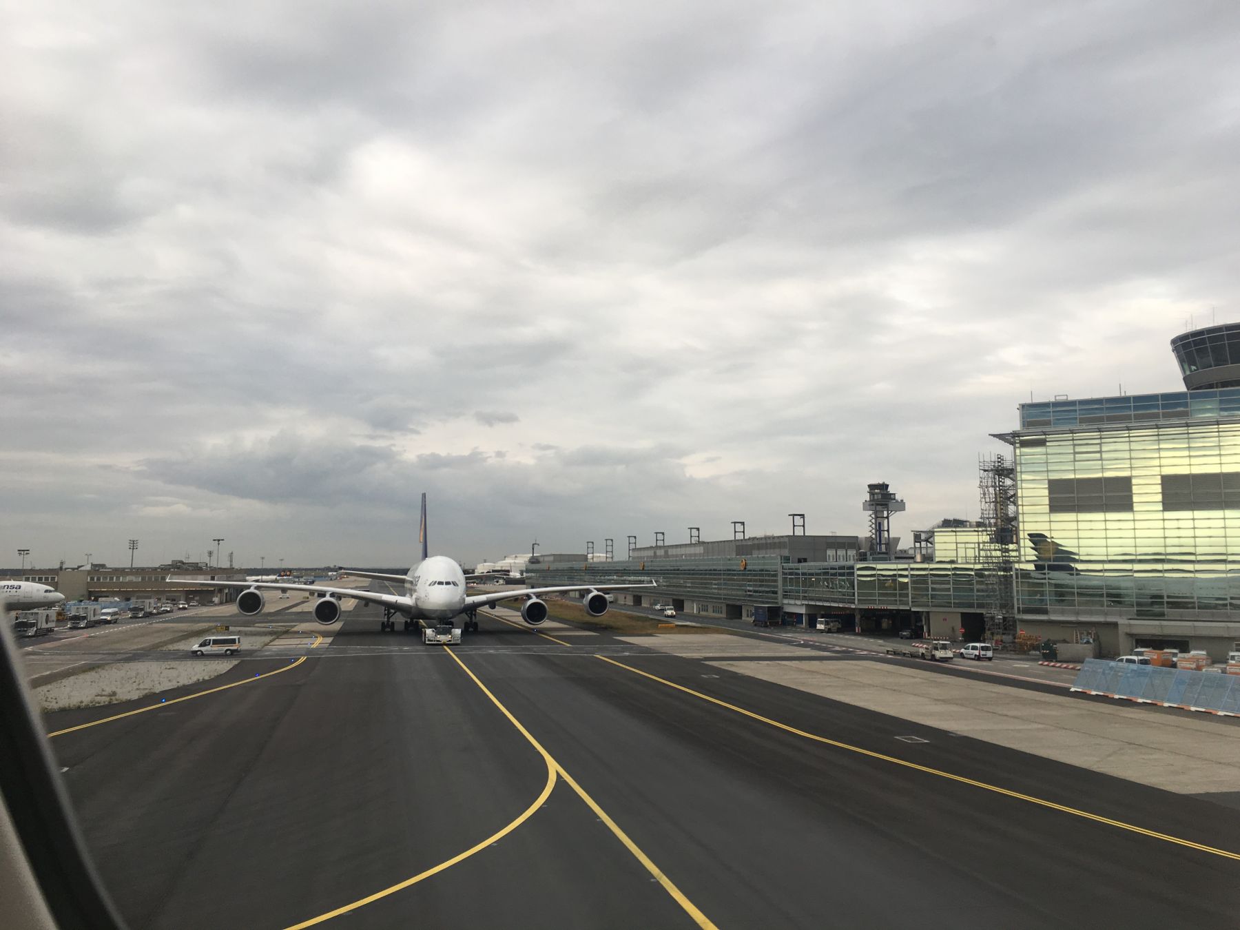 Hvalen ønsker oss velkommen til Frankfurt.