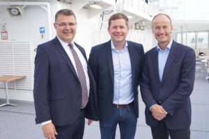 Fra venstre: Statssekretær Kjell-Børge Freiberg (FrP) i Olje- og energidepartementet, konsernsjef Daniel Skjeldam i Hurtigruten, administrerende direktør Nils Kristian Nakstad i Enova, på MS Nordkapp.
