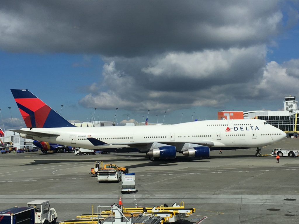 Delta 744 stikker avgårde til NRT.