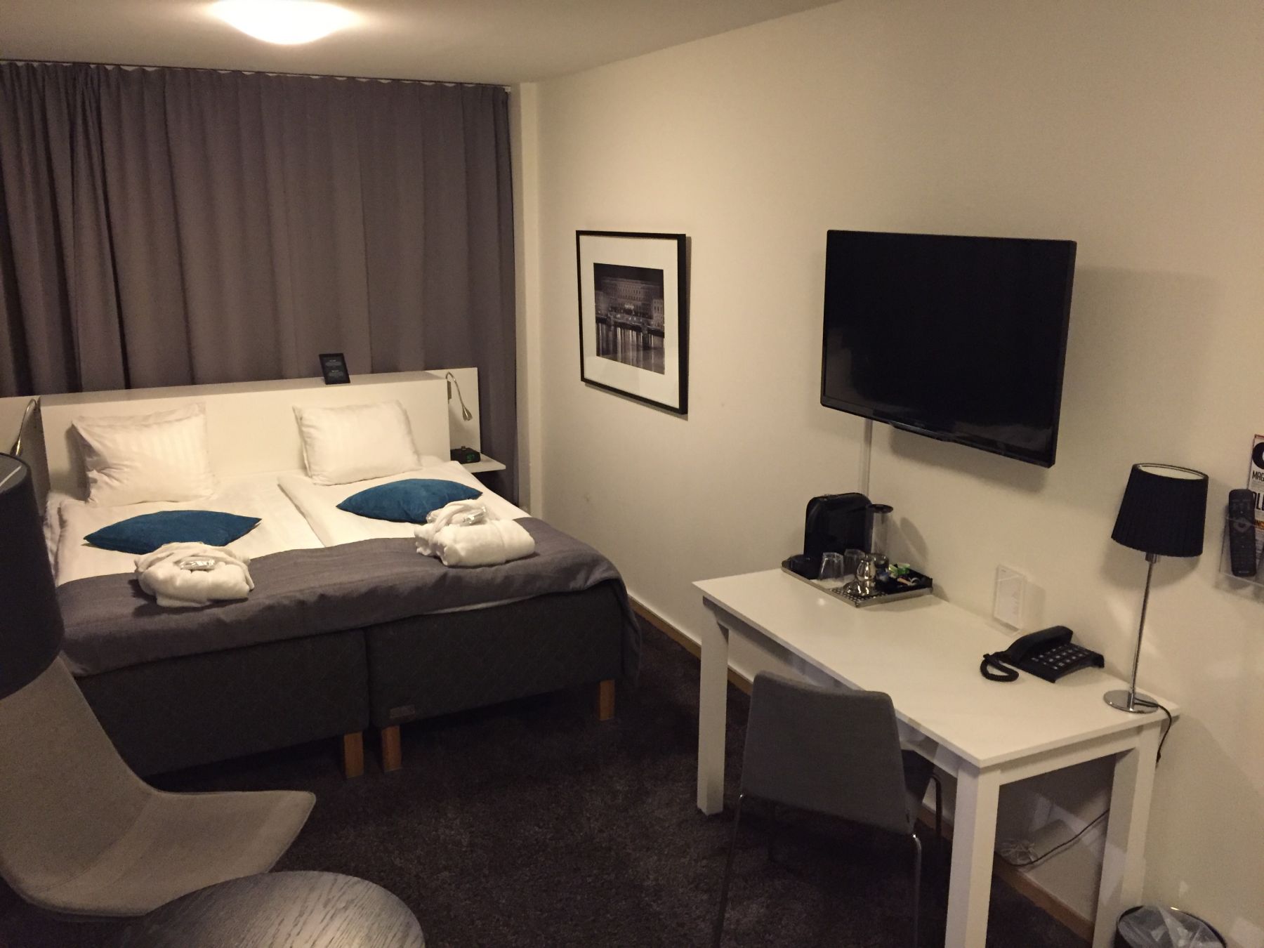 Seng og skrivebord
