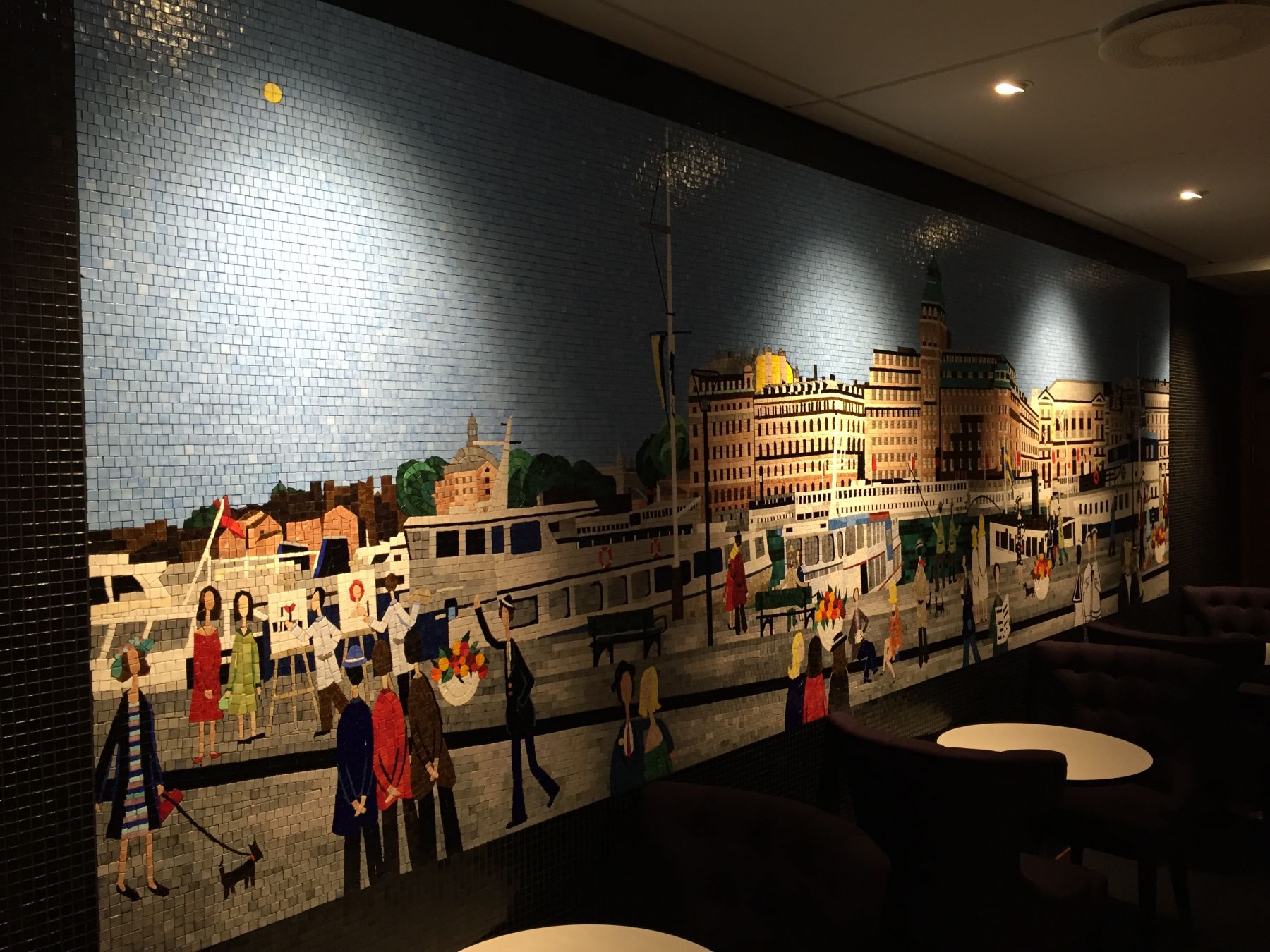 Utrolig flott mosaikk på veggen overfor baren med motiv fra Stockholm.