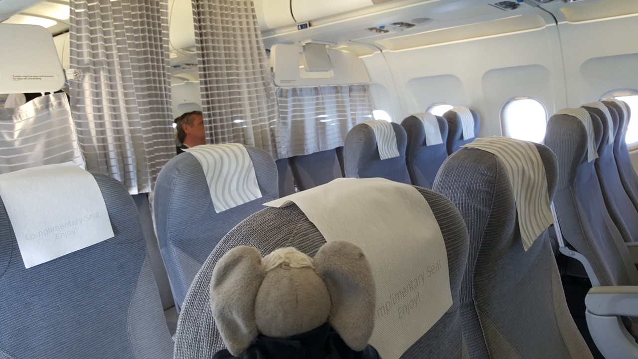 Det er også en gardin. Bak gardina sitter cargo. Cargo kapasiteten på Finnair ser ut til å være veldig god.