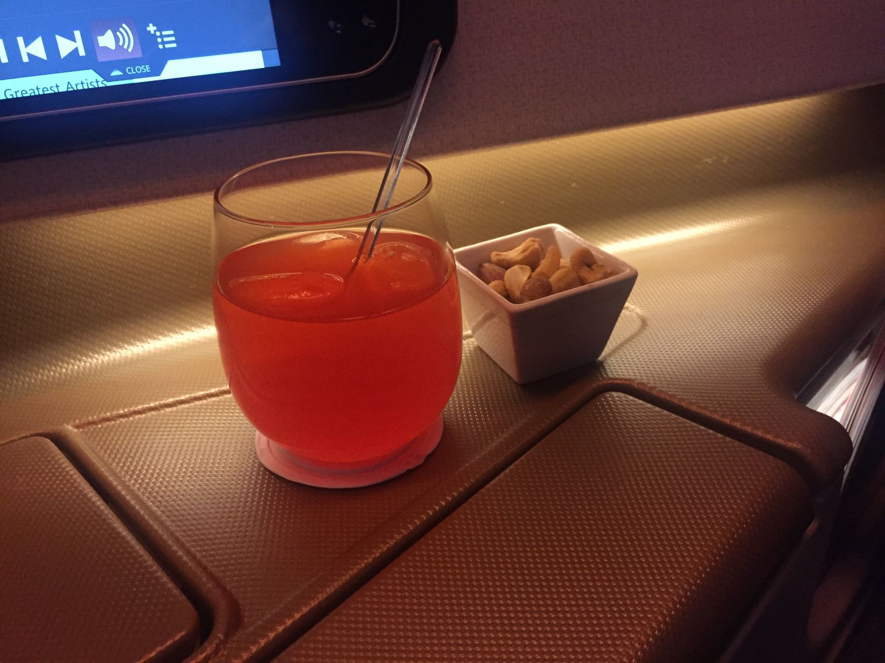 Singapore Sling servert med nøtter drink før maten.