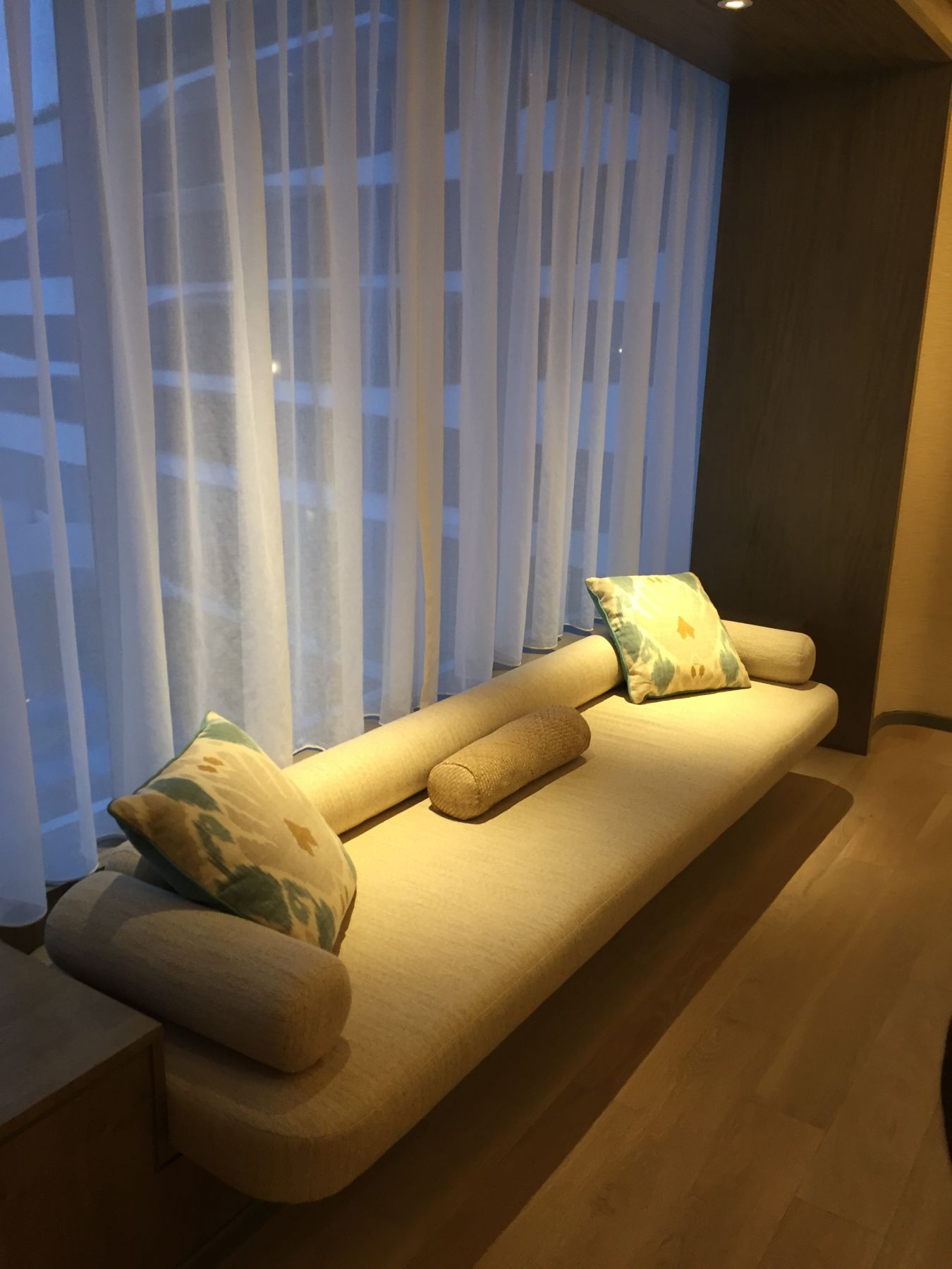 På soverommet var det også en sofa ut mot vinduet.
