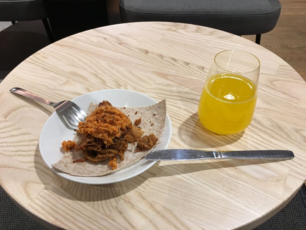 Pulled pork og Fanta i loungen på Arlanda.