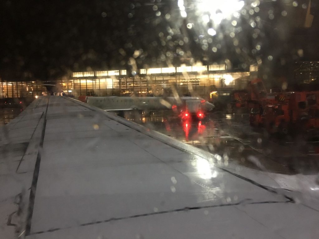 EI-FPH i regnet på Arlanda.