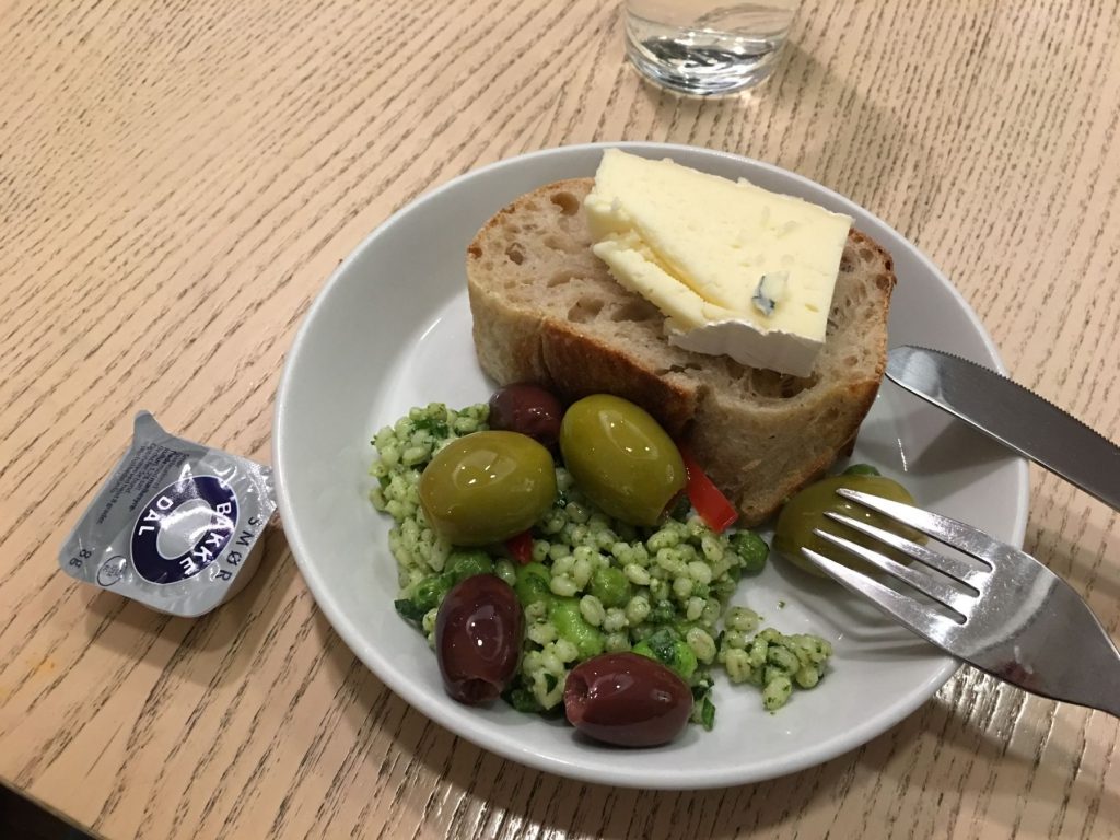 Kveldsmat i loungen på Kastrup.