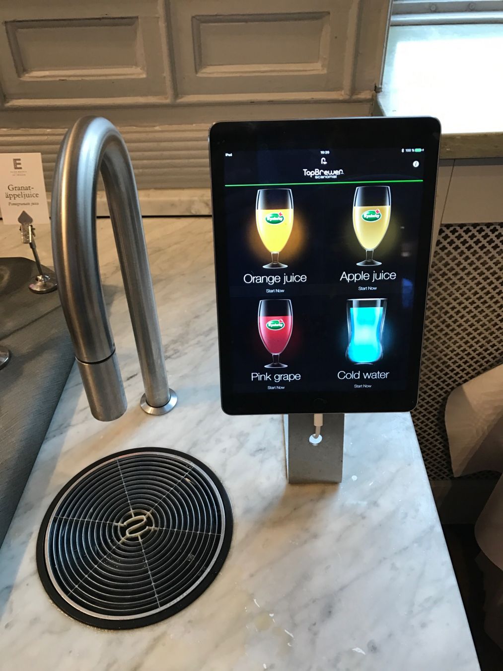 Spenstig juicedispenser i frokostsalen! Foto: Rolf A. H. Gjerdsjø