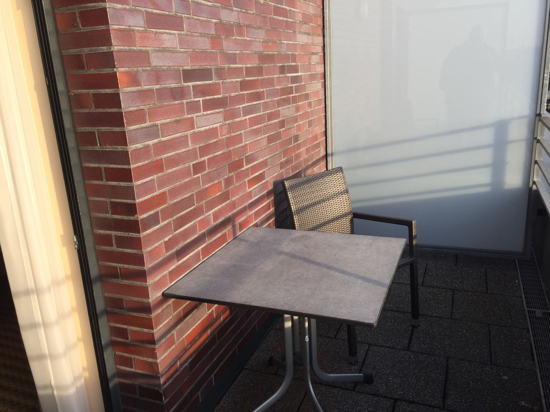 Det var både stol og bord på verandaen.