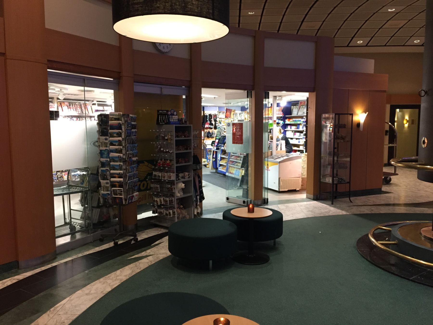 Narvesen kiosk med godt utvalg.
