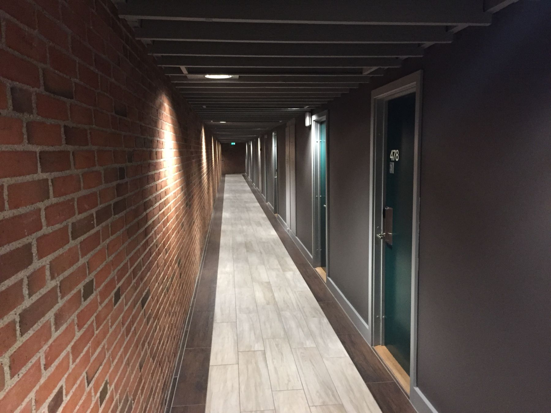 Korridorene på hotellet. Kaldt og upersonlig.