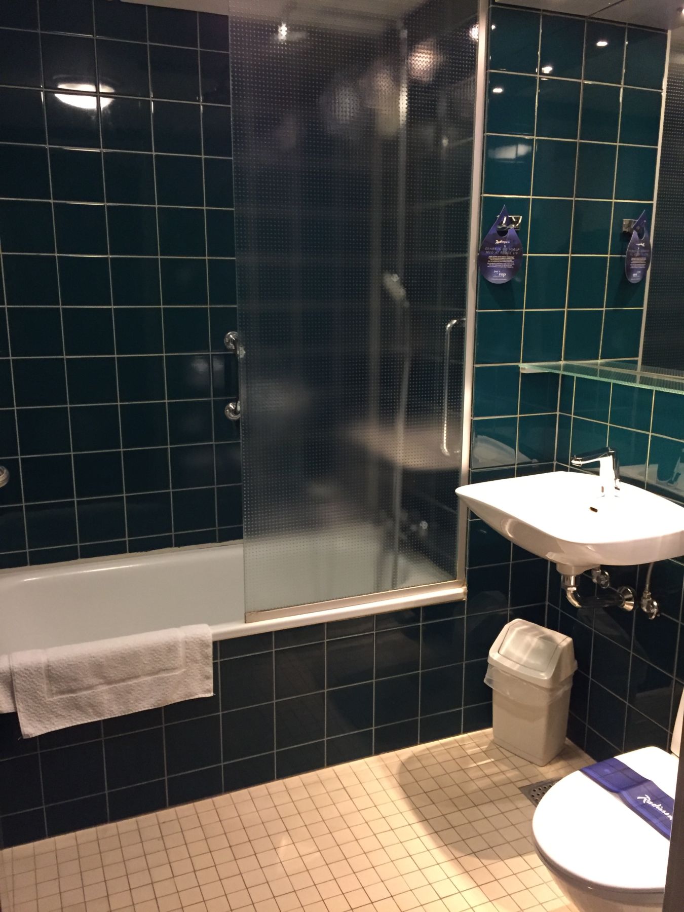 Badet! Mørkegrønt....