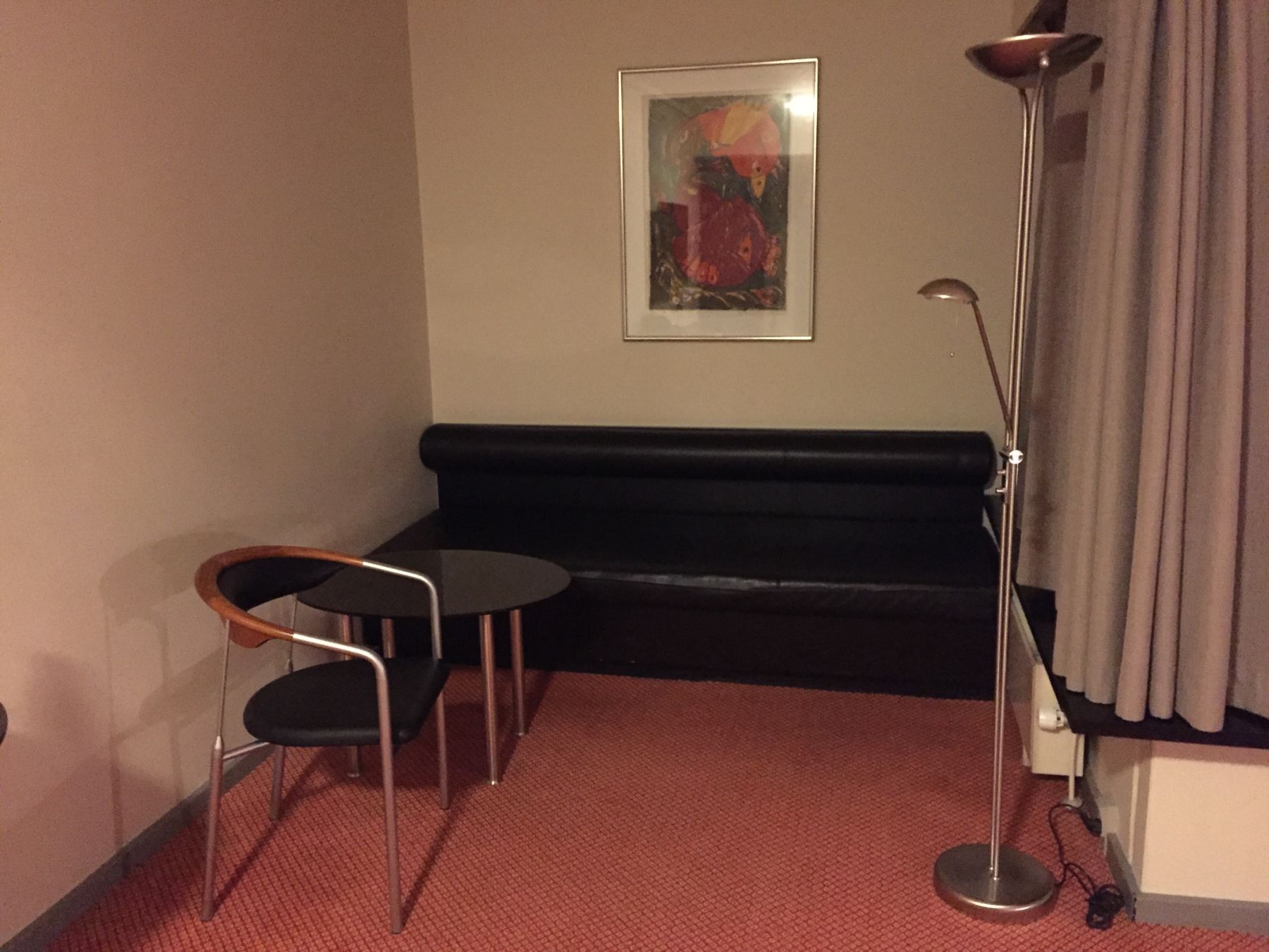 Grei sofa, men det var jo helt mørkt inne i hjørnet når lampen ikke virket. Dessuten kunne man ikke se TV derfra.