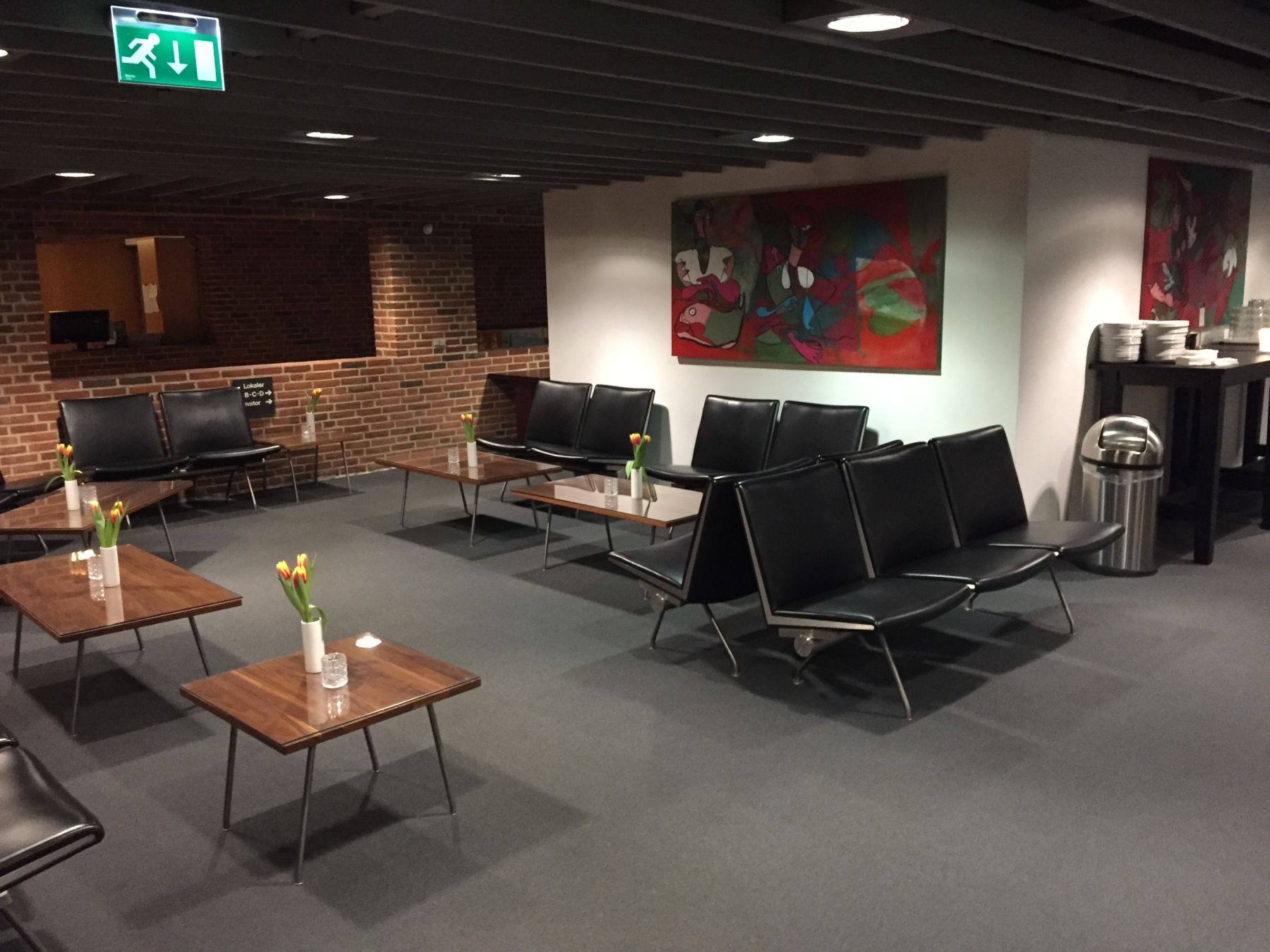 Konferanse-lobbyen. Ligner mer på venterommet hos tannlegen.