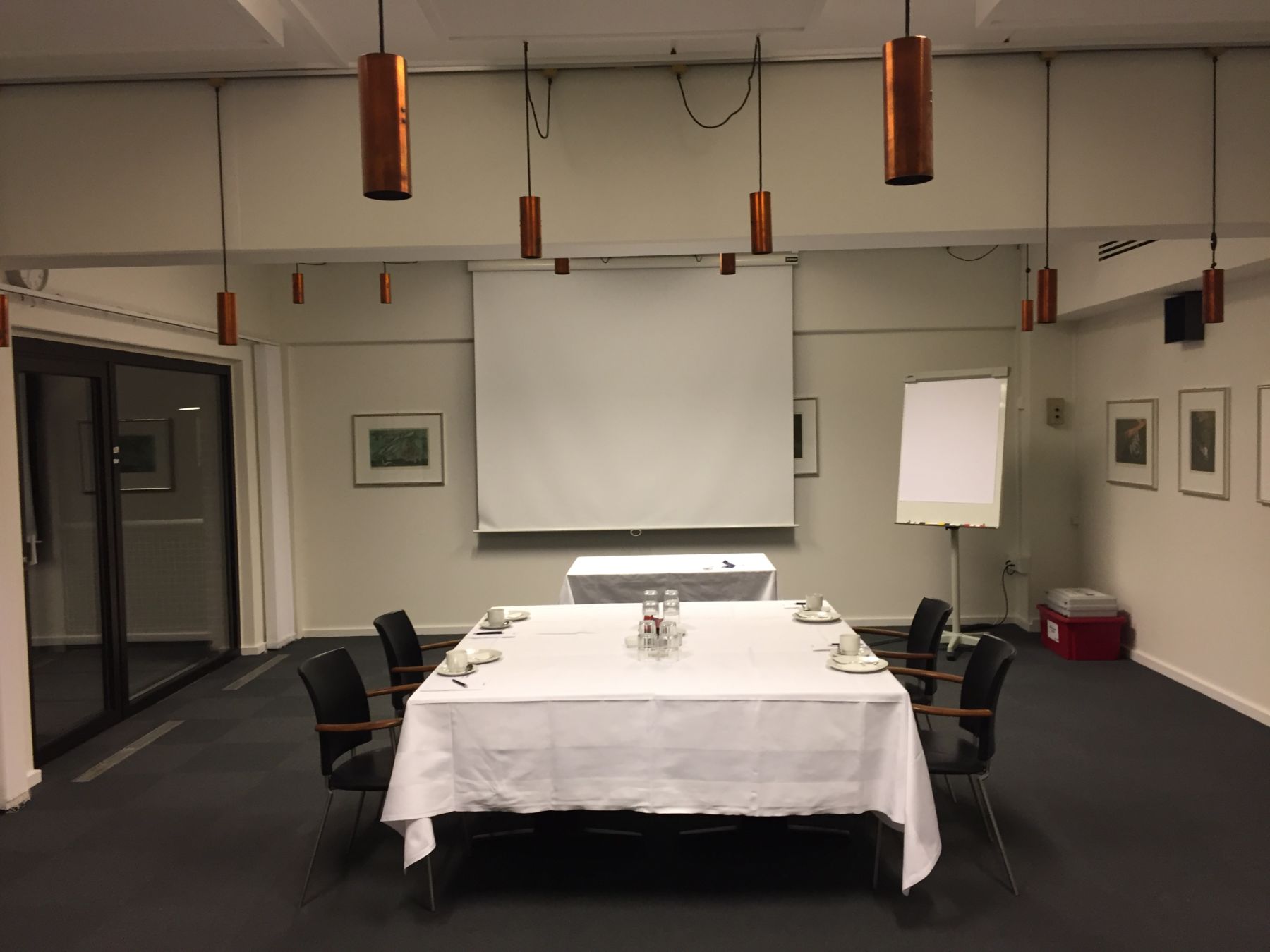 Et av konferanserommene. Legg merke til de merkelige lysene i taket.