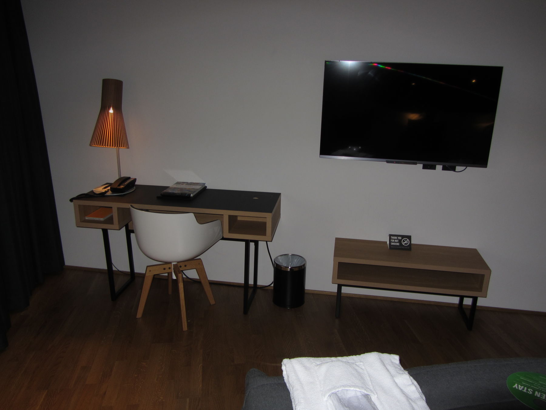 Skrivebord og fjernsyn