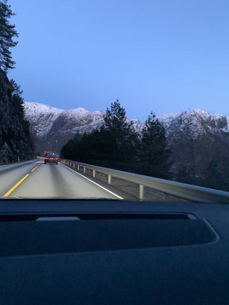 Blåtimen i fjellene mellom Bergen og Sognefjorden.